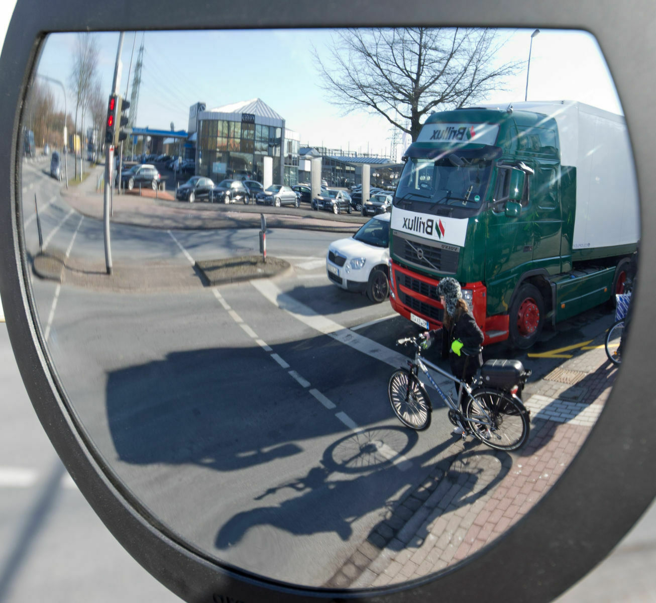 Spiegel unter der Ampel helfen künftig in Münster Radfahrern. Die Idee stammt aus Holland.