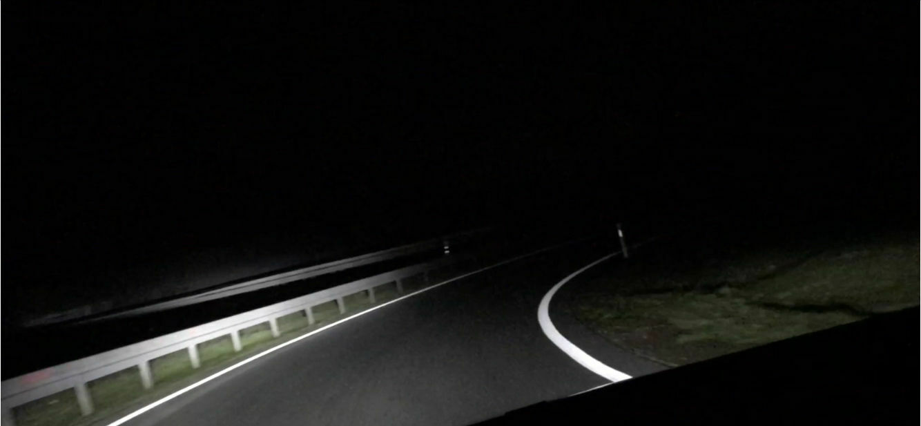MULTIBEAM vs. LED High Performance-Scheinwerfer mit Fernlichtassistent