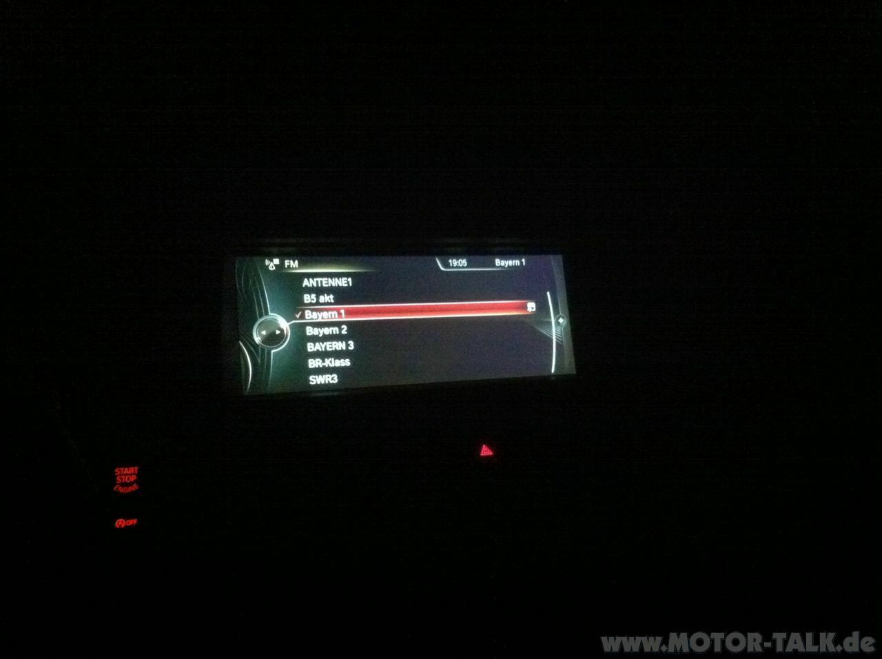 Multifunktionales Instrumentendisplay bei Nacht