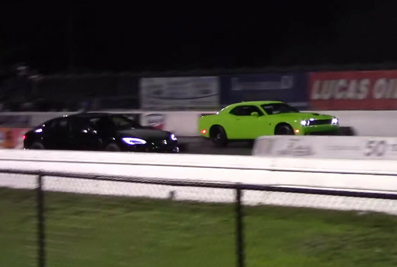 Die 700-PS-Klasse auf der Viertelmeile: Ein Tesla Model S P85D tritt gegen einen Dodge Challenger Hellcat an