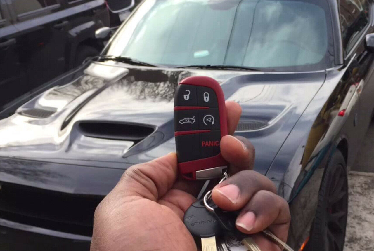 Hellcat-Gebot: Nur mit dem roten Schlüssel fahren. Der schwarze drosselt die Leistung auf ca. 500 PS