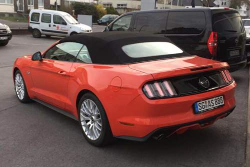 Auch wenn das Kennzeichen mittlerweile ein anderes sein dürfte: So ein roter Ford Mustang ist doch selten - sollte man meinen