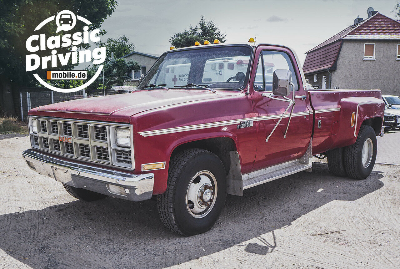 Bei diesem GMC High Sierra von 1983 handelt es sich um einen Dually mit Zwillingsreifen auf der Hinterachse, die eine höhere Achslast ermöglichen