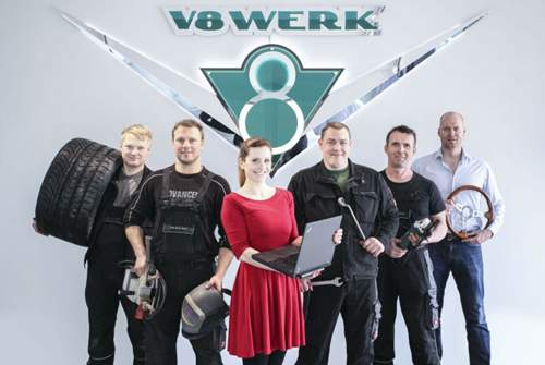 Das V8-Werk-Team mit Chefin Susanne und Gründer Christoph (rechts außen)