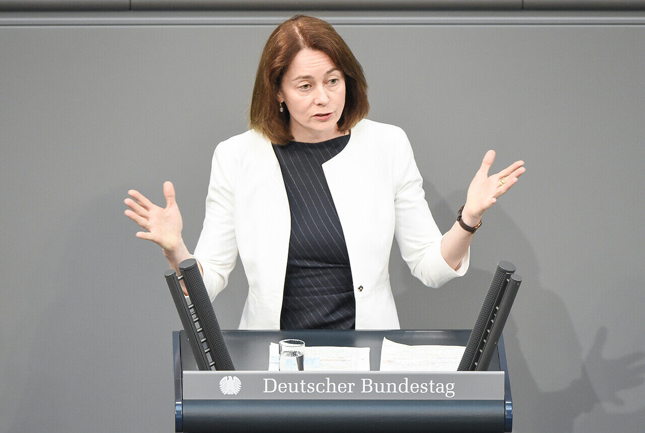 Für die Schadensersatzansprüche der geschädigten Verbraucher aus dem VW Abgas-Skandal soll es bis Anfang November die Musterfeststellungsklage geben, kündigte Justizministerin Katarina Barley an