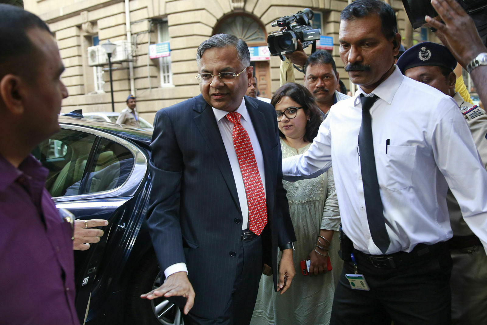 Der neue Vorsitzende der Tata Group, Natarajan Chandrasekaran, vor dem  Tata-Firmensitz "Bombay House"