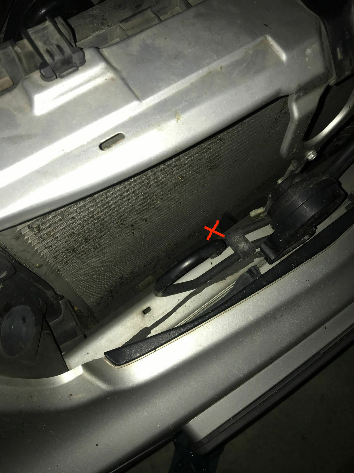 Mysteriöse Metall-Feder unterm Kühler!?