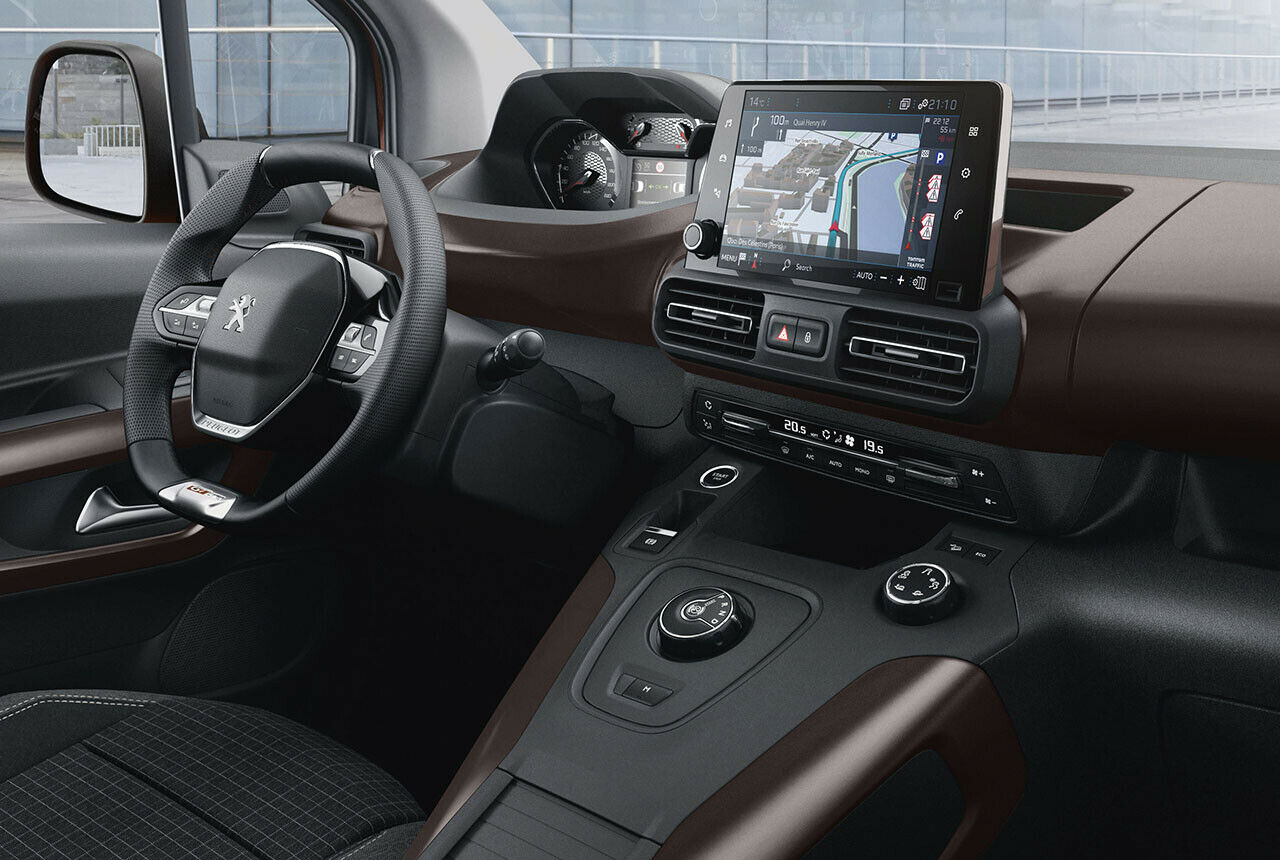 Peugeot rückt den Instrumententräger nach oben und verkleinert das Lenkrad im Vergleich zu Opel und Citroën
