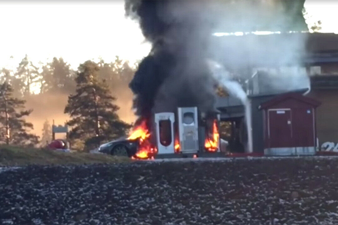 Das Tesla Model S brannte komplett aus, die Feuerwehr konnte nur noch kühlen