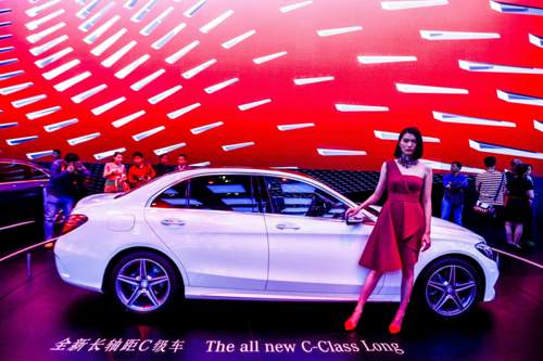Eine Langversion der Mercedes C-Klasse auf der Automesse in Peking 2014