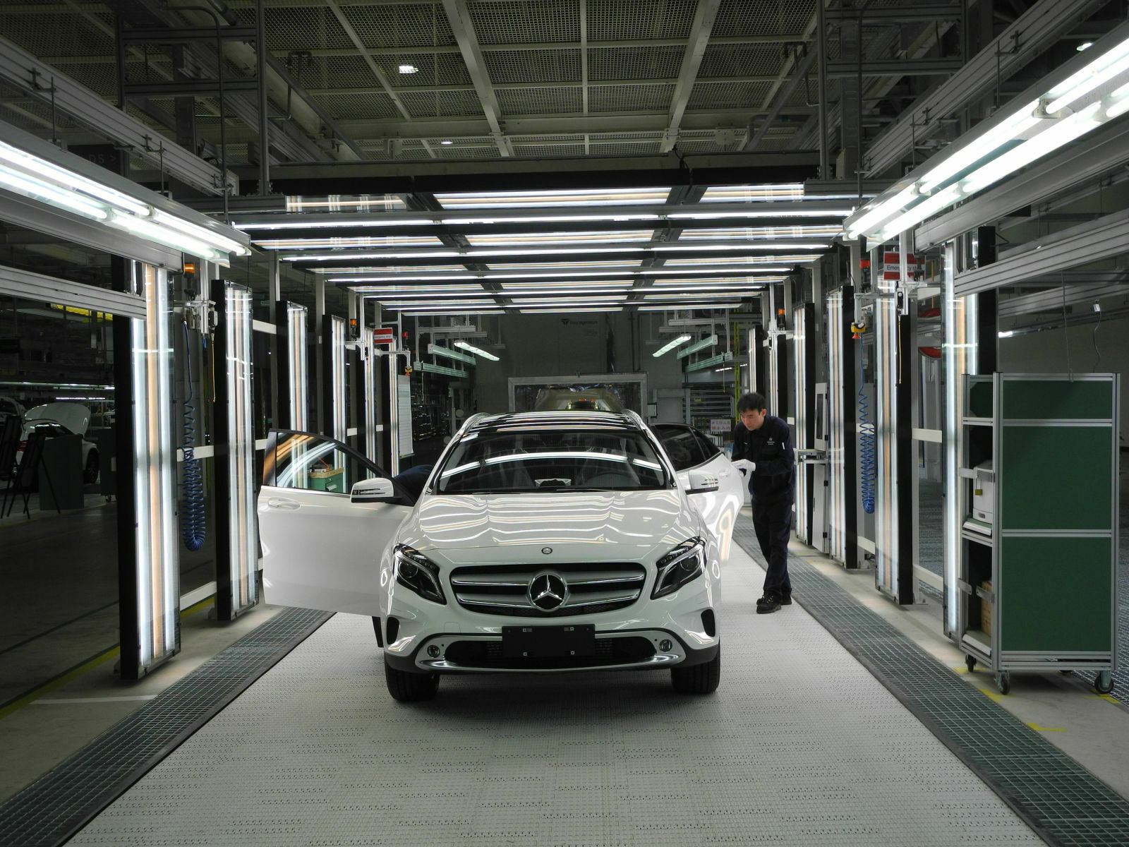 Blick in eine Produktionsstrecke der Daimler AG in Peking. Daimler will in diesem Jahr in China den Absatz erneut kräftig steigern