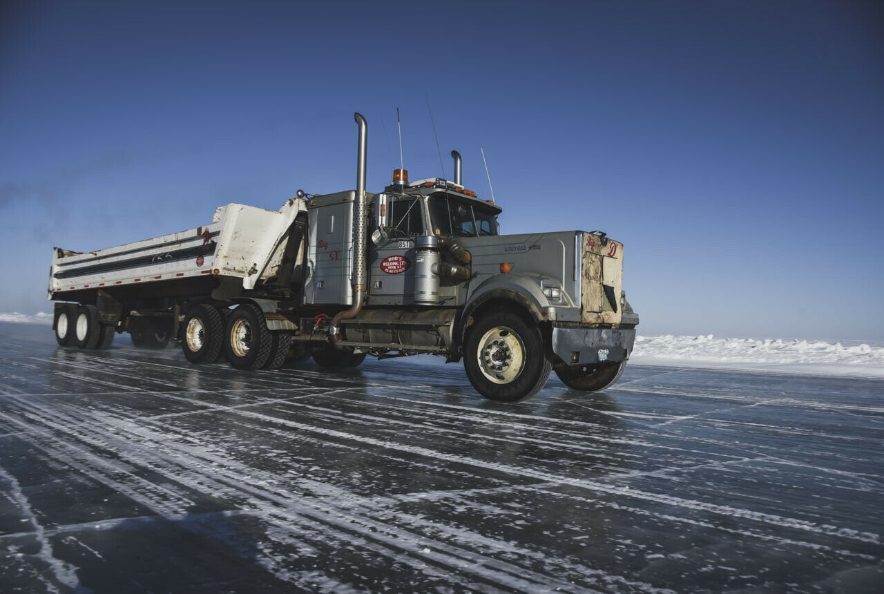 Noch fahren Lkws über die Ice Road. Bald nutzen sie einen Highway