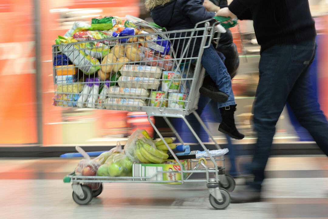 Nach Ladenschluss werden Einkaufswagen häufig zweckentfremdet. Deshalb müssen sie gesichert werden, sagt ein Gericht