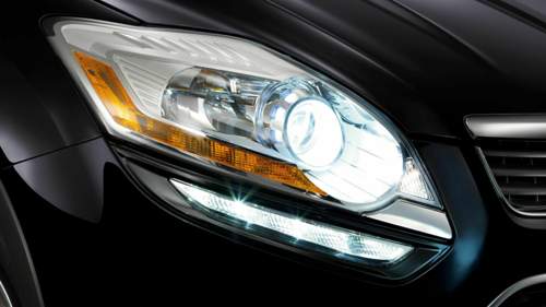 Ford-kuga-mit-tagfahrlicht-und-bi-xenon-scheinwerfern