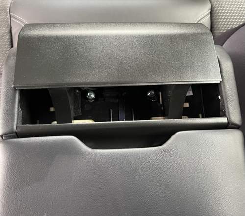Cupholder-Leereinsatz: halb rausgezogen