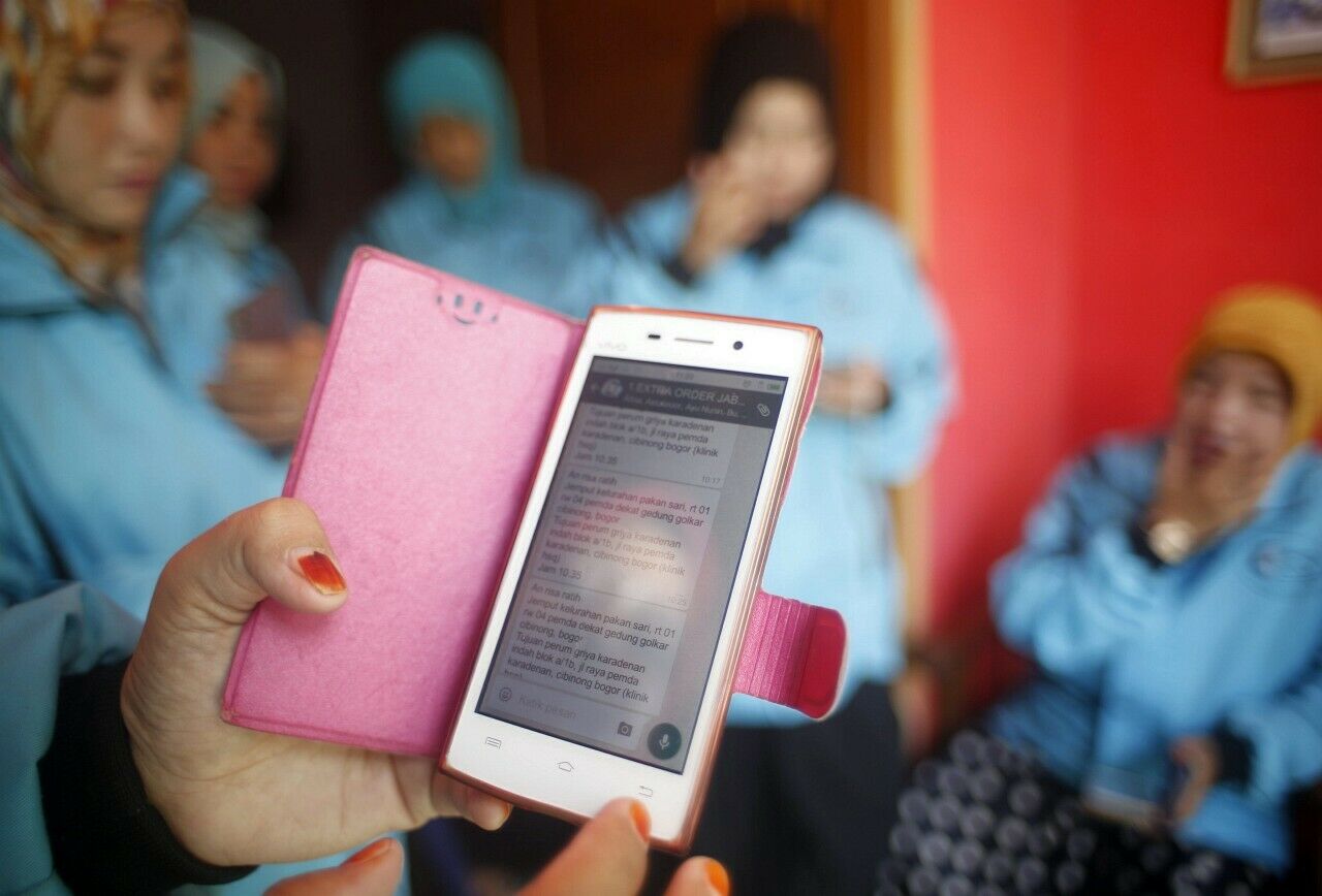Die Taxi-Bestellungen gehen per Smartphone ein. EInige Taxi-Dienste richten sich in dem muslimischen Land nur an Frauen als Kunden
