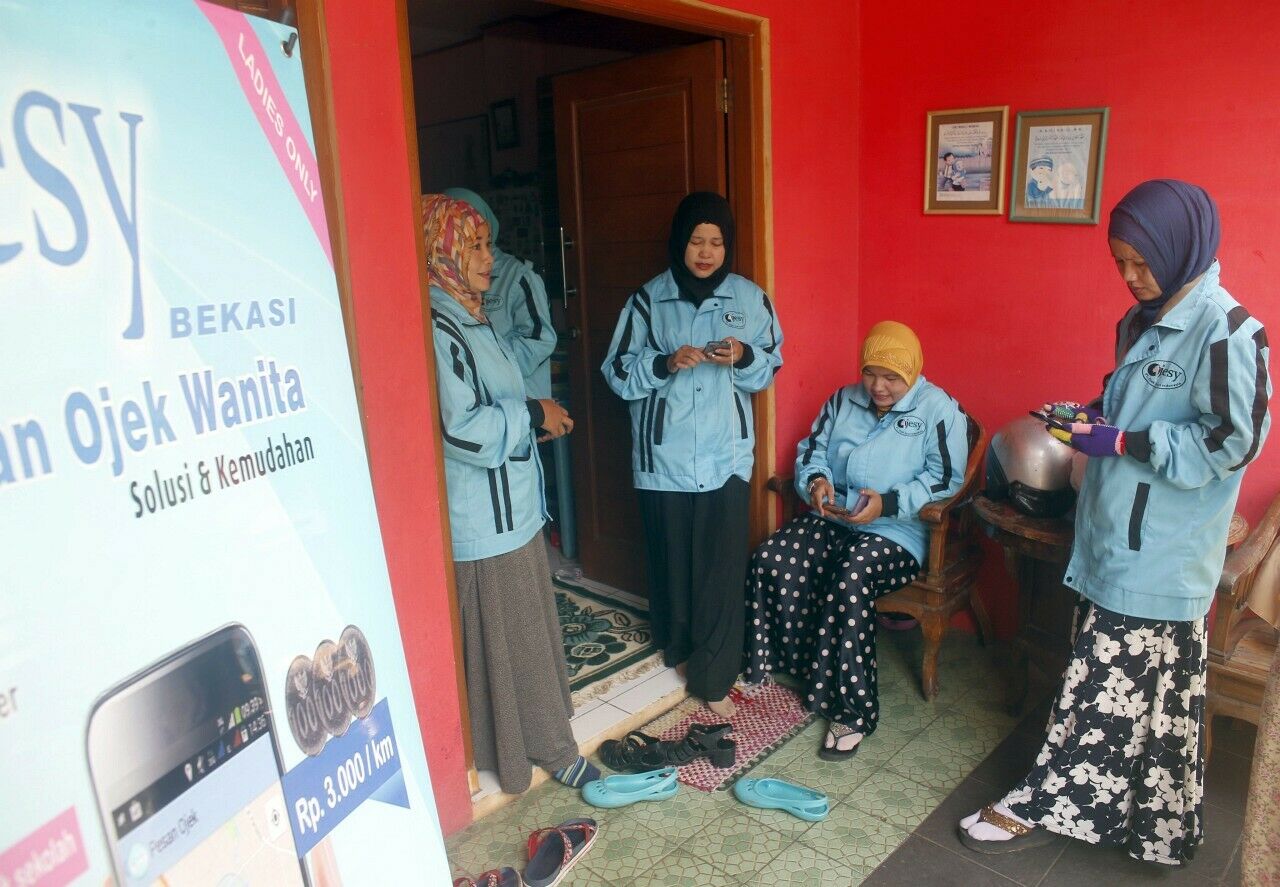 Indonesische Rollertaxi-Fahrerinnen warten auf Kunden: Der Trend zum mobilen Internet ließ völlig neue Geschäftsmodelle entstehen