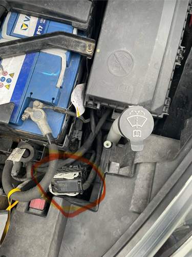 Stecker lose im Motorraum