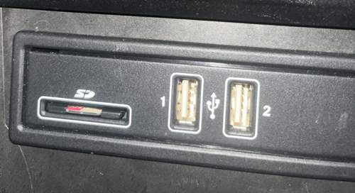 2x USB im Fach unter der Mittelarmlehne