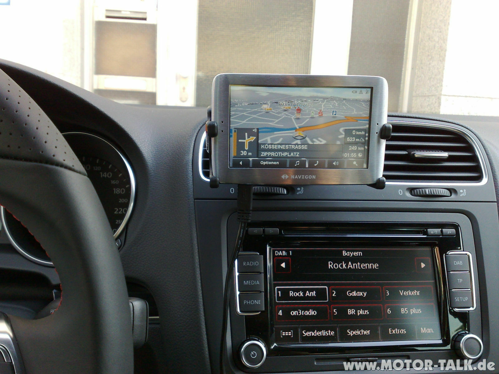 Navigon 8110 im Golf VI