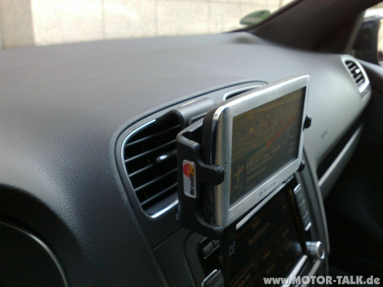 Navigon 8110 im Golf VI