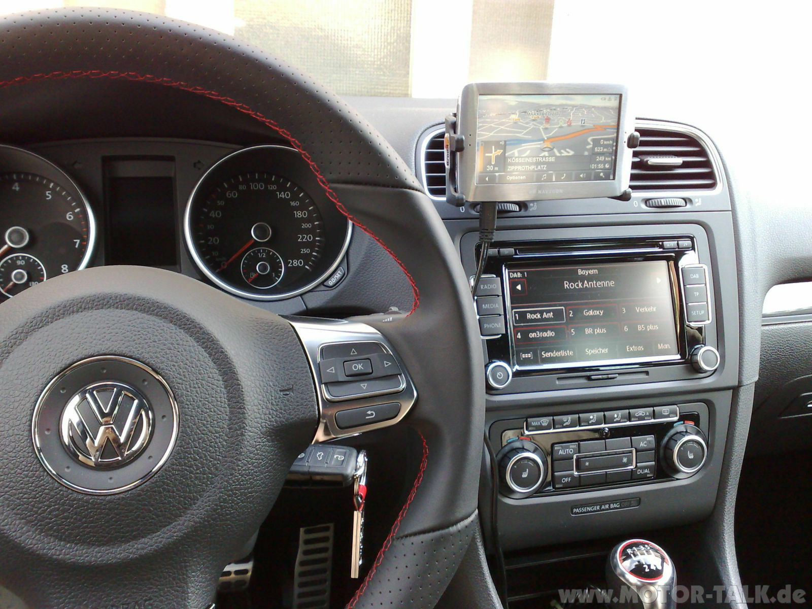 Navigon 8110 im Golf VI