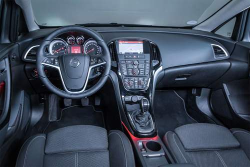Cockpit des Opel Astra J Kombi: Das schicke, rote Ambientelicht täuscht nicht über die vielen Knöpfe und die verbaute A-Säule hinweg