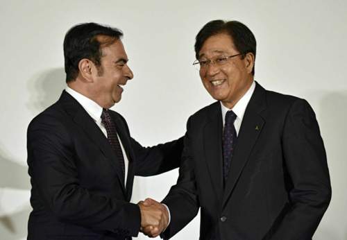 Und verkauft: Renault-Nissan-Chef Carlos Ghosn (l.) schüttelt die Hand von Mitsubishi-Chef Osamu Masuko. Künftig kann Ghosn bei Mitsubishi vermutlich "durchregieren"