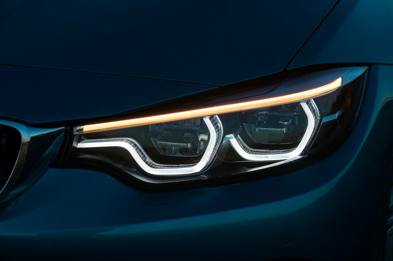 Die Hexagonalform mit der "Augenbraue" findet sich in dieser Form nur am adaptiven Voll-LED-Licht