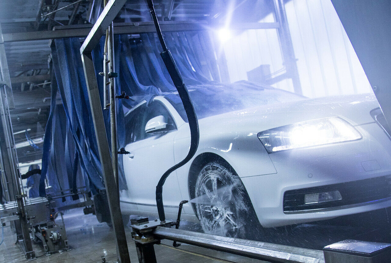Ältere Waschanlagen sind nicht immer bereit für neuere Autos. Der Betreiber muss dafür Sorge tragen, dass trotzdem nichts kaputt geht