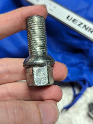 Unbekannte schraube