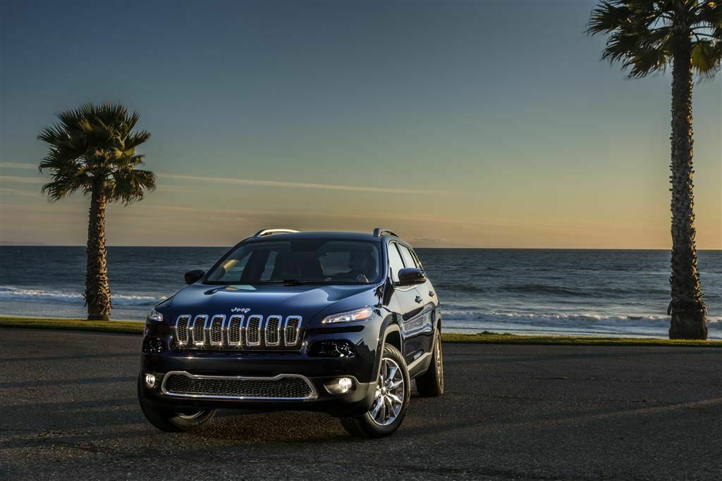 Zur US-Premiere treiben den Cherokee wahlweise ein 2,4 Liter-Benziner oder ein auf 3,2 Liter geschrumpfter Pentastar-V6.