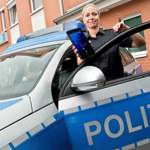 Die Polizei Niedersachsen hat erst im Juni 2016 neue Dienst-Tablets bekommen. Darf sie aber schon bald nicht mehr am Steuer nutzen - genauso wenig wie Handys. Das plant das Verkehrsministerium
