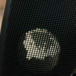 Das Gitter mit 1mm-Bohrer "luftiger" gemacht. Geht recht schnell.