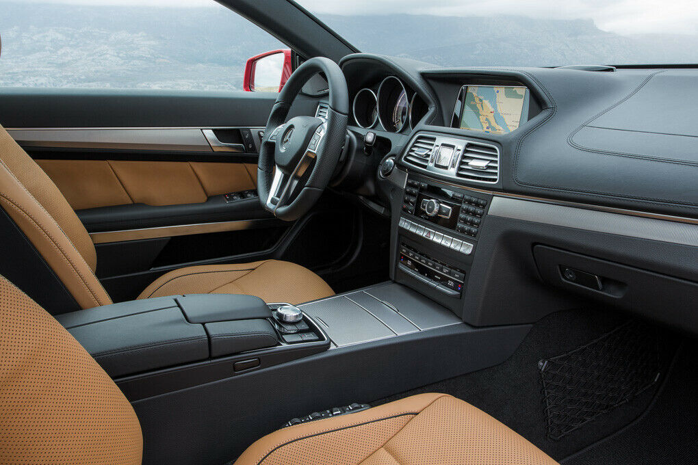 Innen: Leder, Metall oder Holz und ein eigenes Armaturenbrett.