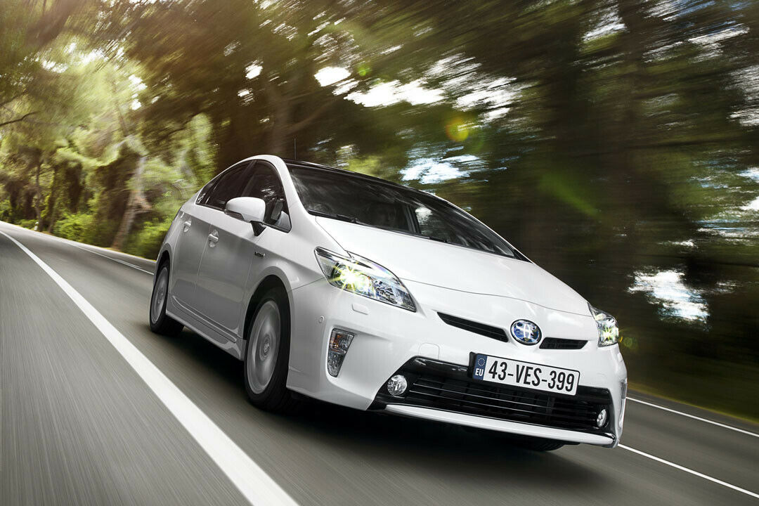 Im Vergleich zum Vorgänger (im Bild) soll die vierte Generation des Toyota Prius nochmals sparsamer und agiler werden