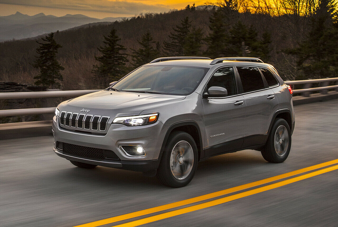 Ein Scheinwerfer ist genug: 2013 präsentierte Jeep den Cherokee (Modellnummer KL) mit geteilten Front-Strahlern. Mit dem Facelift kehrt Jeep bei seinem Mittelklasse-SUV zur gewohnten Formensprache zurück