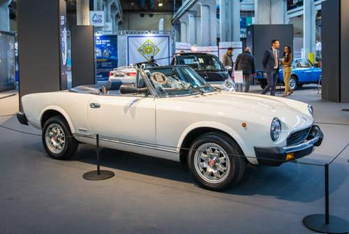 Pininfarina Spidereuropa, ein leicht veränderter Fiat 124. Im Hintergrund: Der aktuelle 124