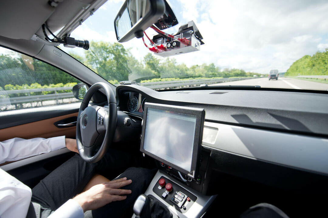 Ein Mitarbeiter von Bosch testet auf der Autobahn 81 ein autonom fahrendes Auto