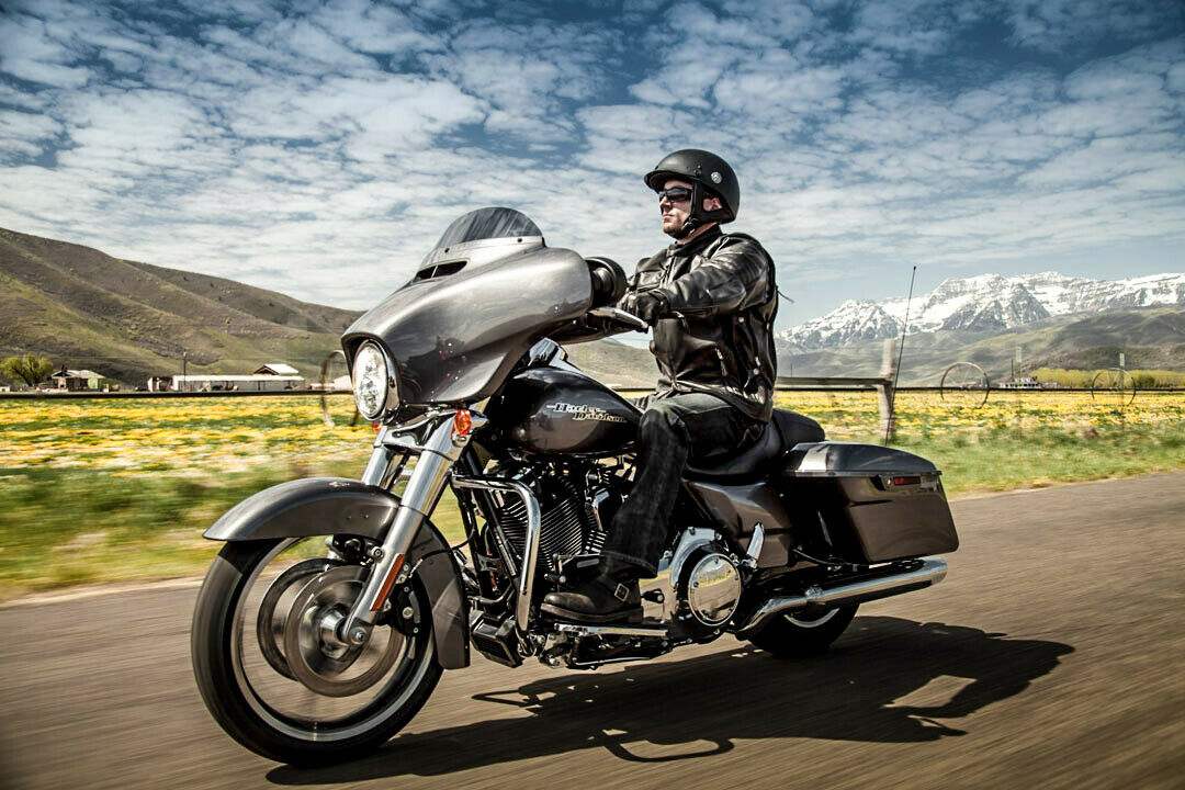 Bei der Street Glide sorgt eine elektronische Bremskraftverteilung für bessere Verzögerung
