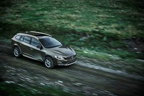 153895-volvo-cars-reveals-new-v60-cross-country