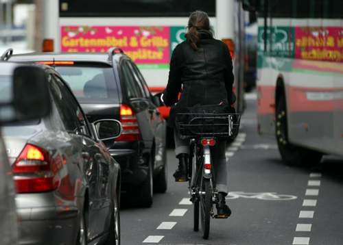 Fahrradstreifen in Köln: In Zukunft sollen Radfahrer öfter eigene Fahrspuren auf der Straße vorfinden. Fahrradstreifen gelten als sicherer, weil Autofahrer den Radverkehr besser wahrnehmen.