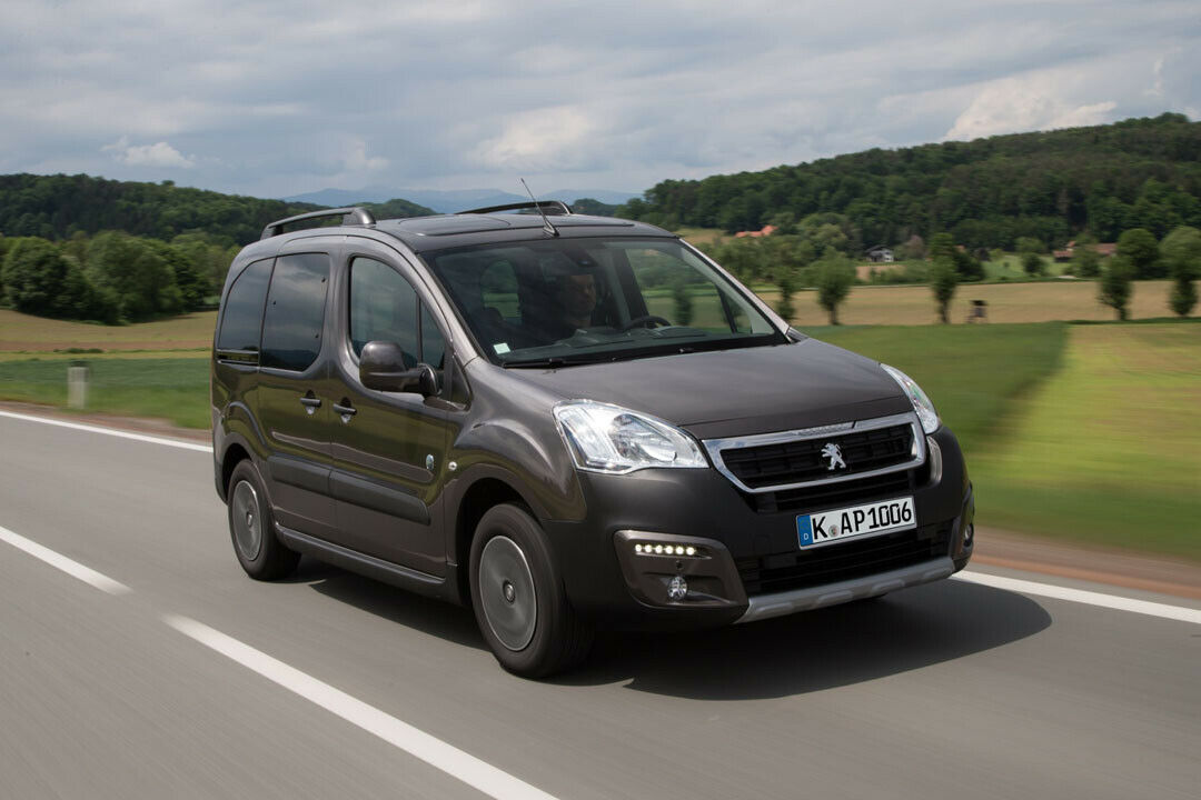Die Modelle Peugeot Partner und Partner Tepee sind künftig mit einem Notbremsassistenten erhältlich