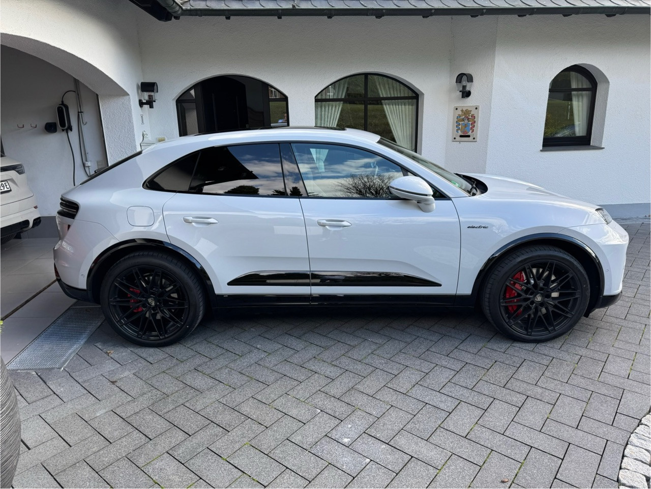 Neuer E-Macan
