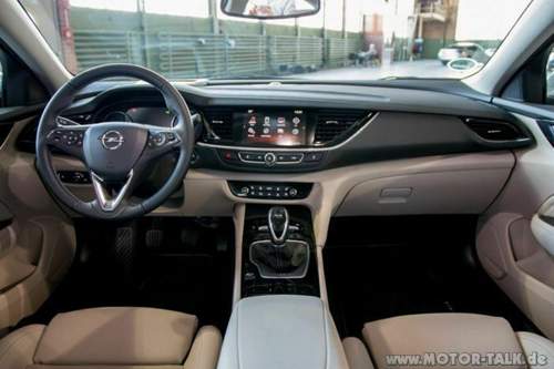 Opelinsigna2017inside11-702x468
