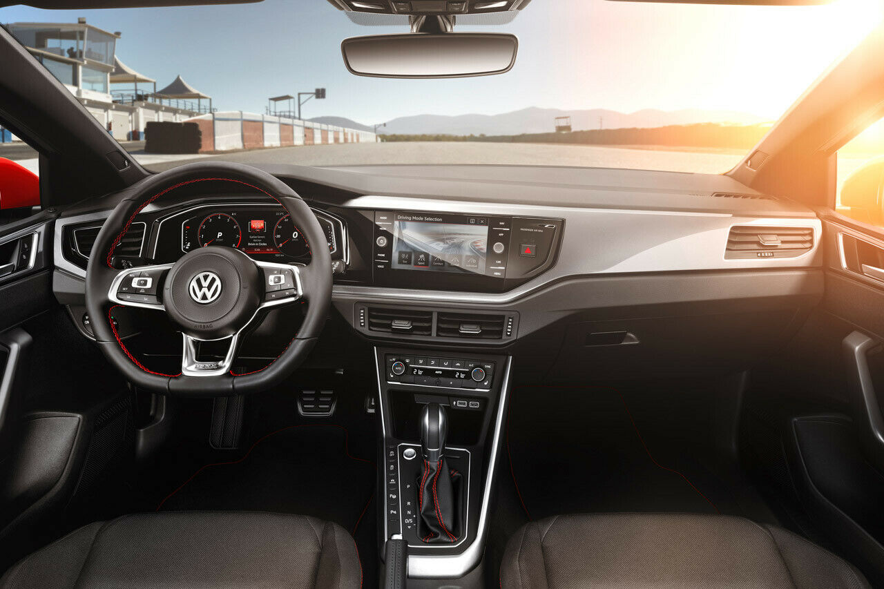 GTI-Cockpit mit roten Nähten. Nicht im Bild: Karomuster auf den Sitzen
