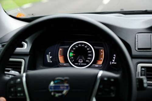 Das System von Volvo zeigt, welche Geschwindigkeit nötig ist, um auf der grünen Welle zu fahren