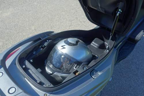 Mit der Überarbeitung der Downtown 125i vergrößerten die Ingenieure bei Kymco das Staufach unter der Sitzbank. Das fasst jetzt zwei Helme