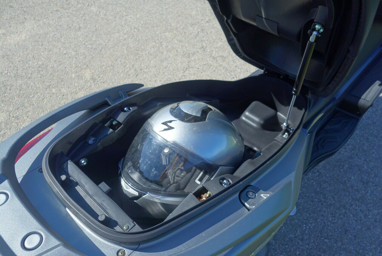 Mit der Überarbeitung der Downtown 125i vergrößerten die Ingenieure bei Kymco das Staufach unter der Sitzbank. Das fasst jetzt zwei Helme