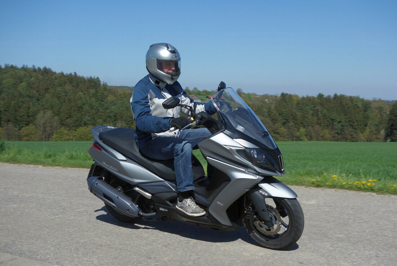 Der verbesserte Motor in der Kymco New Downtown leistet 14 PS und erfüllt die Euro-4-Norm